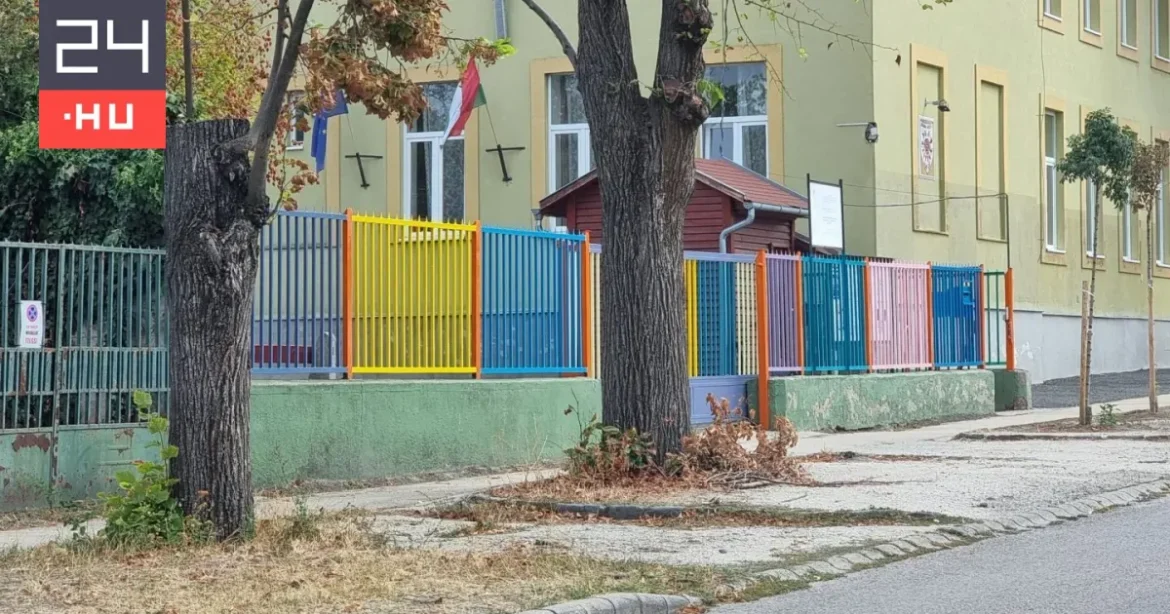 Fideszes politikus kritizálja a színes iskolakerítést