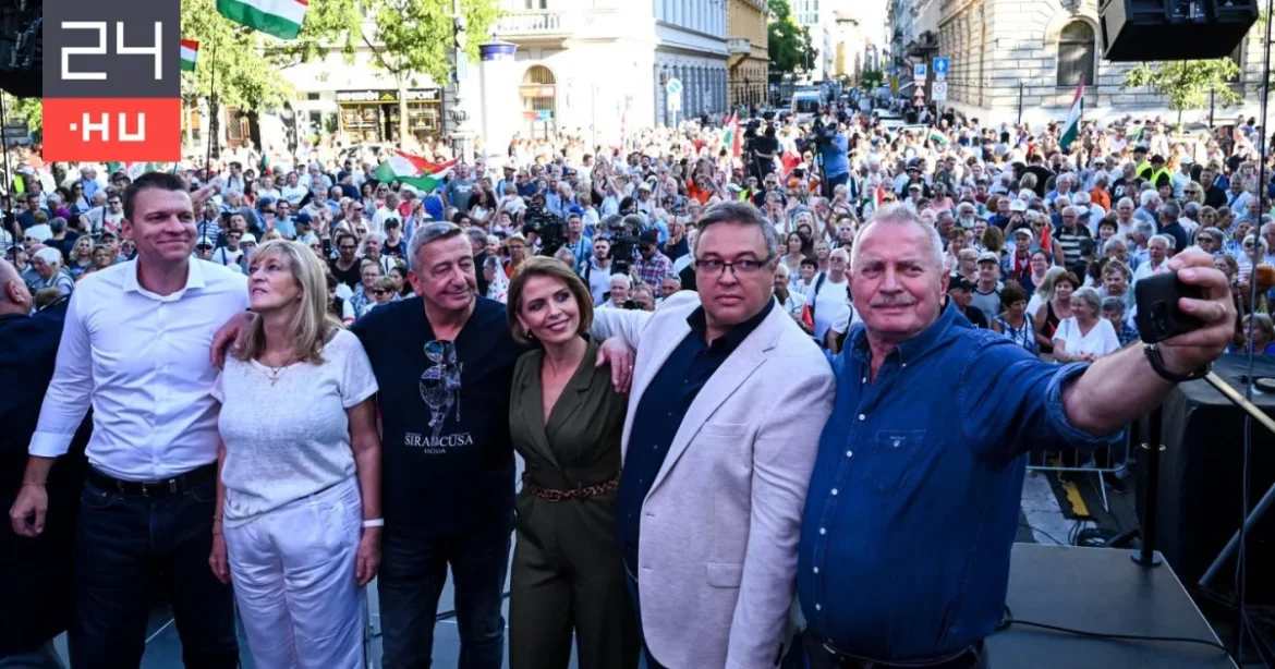 Így zajlott Bayer Zsolt tüntetése a Terror Házánál