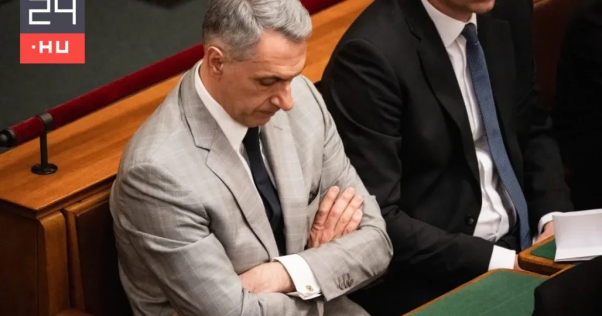 Lázár János engedély nélkül létesített napelemparkot büntetett birtokán