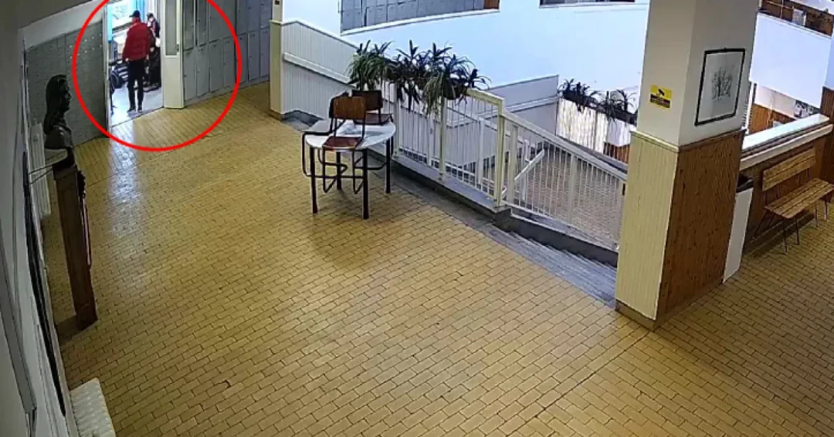 Megfenyegette a tanárt, hogy bántalmazza a gyerekek előtt