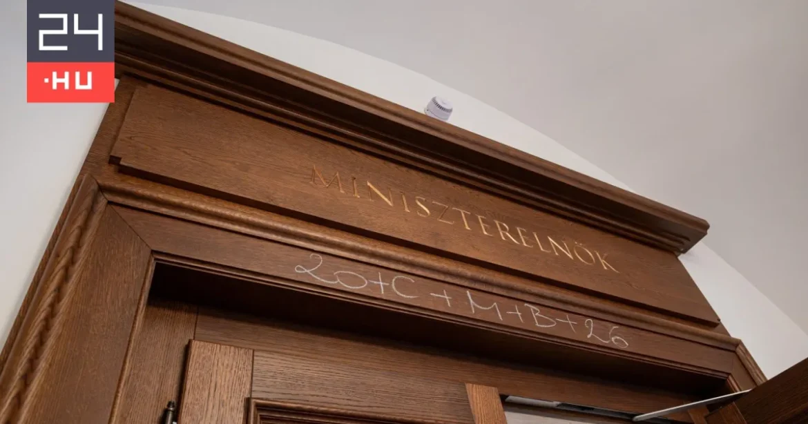 Orbán Viktor room tourral tér vissza csütörtök reggel