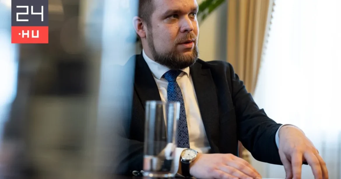 Pintér Bence: Feljelentést tettünk a győri fodrászüzlet „cigány” felirata miatt