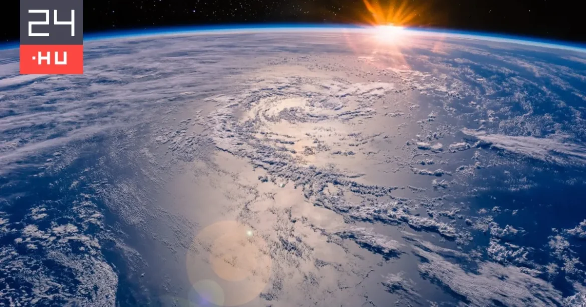 Videón az óceánt letakaró 13 000 kilométeres felhősáv