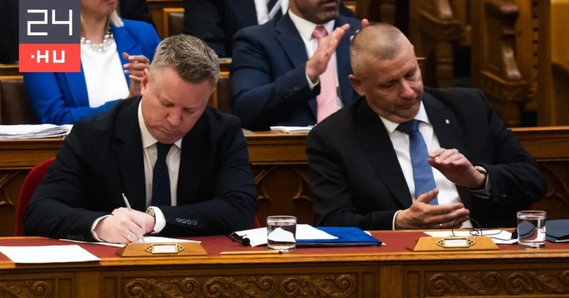 A kormány eltörli a szolgálati nyugdíj bérplafonját és a 15 százalékos szja-t