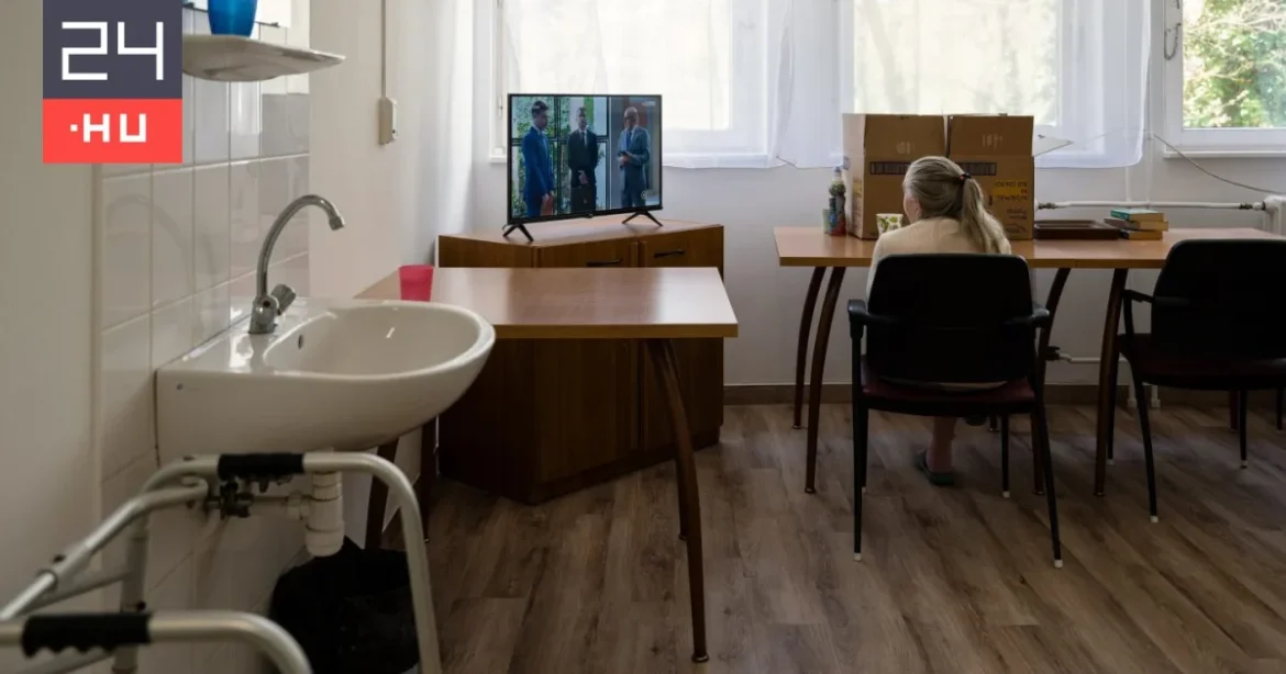 Egy megyeszékhelynyi idős ember vár arra, hogy bejusson