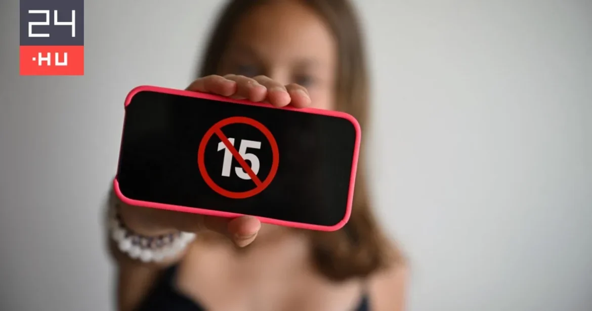 Görögország betiltja a közösségi médiát a 15 év alattiak számára