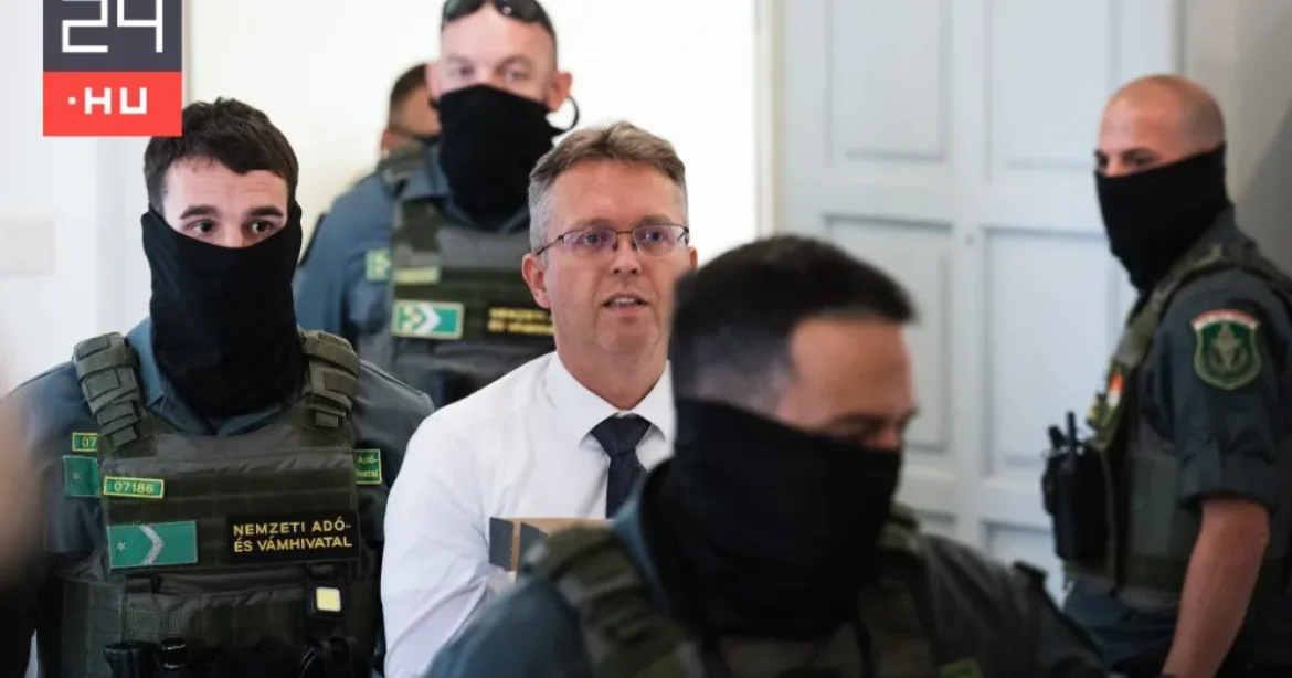 Hankó Balázs börtöncellájában egy rabtársával van, bánásmódja korrekt