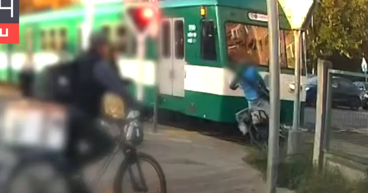 Kerékpárost gázolt a HÉV, a baleset videón