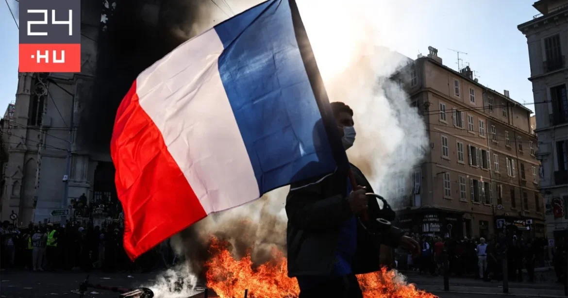 Lángoló városháza, összecsapások, szétvert üzletek – francia zavargások fotókon