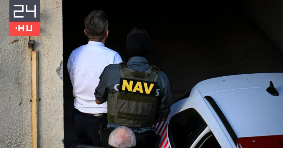 NAV emberei a politikus házánál, ő Kecskeméten várta a letartóztatási döntést