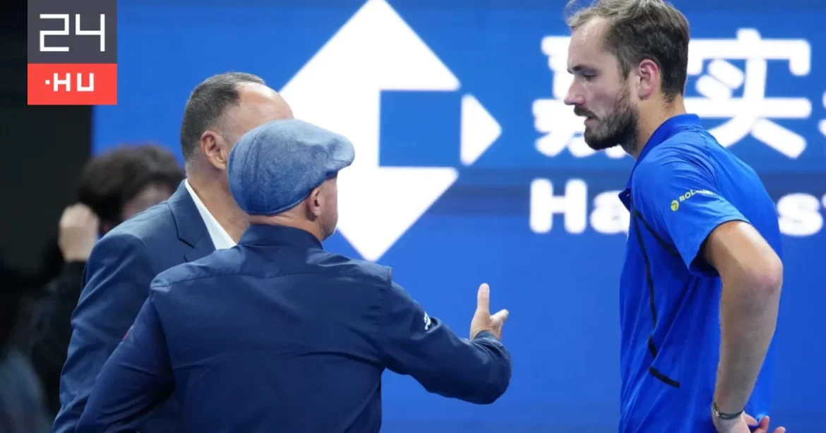 Orosz teniszezőt zártak ki a néző megütése miatt, Djokovic döntős