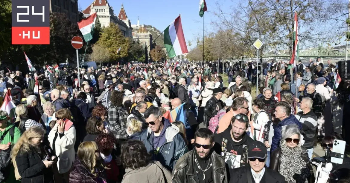 Támadás érte a Telex operatőrét a zászlós felvonuláson