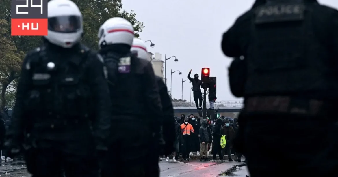 Tízezrek tüntetnek Franciaországban, 70 ezer rendőrt vezényeltek ki